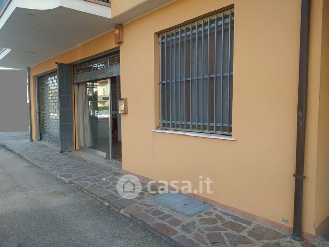 Negozio/locale commerciale in commerciale in Via Volontari della LibertÃ  11