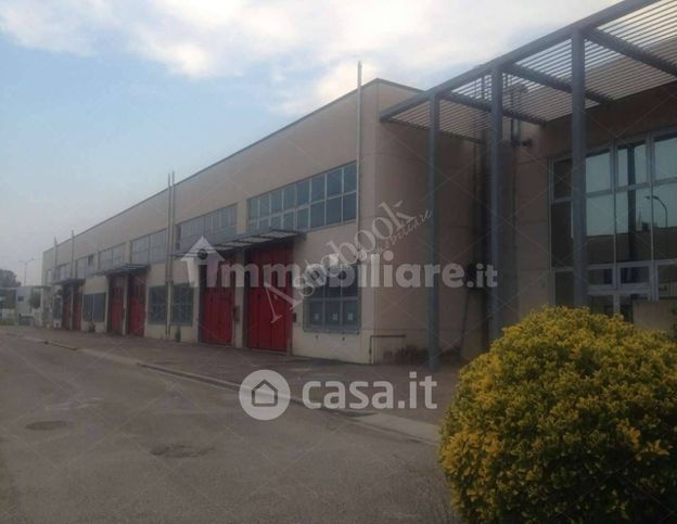 Capannone in commerciale in 