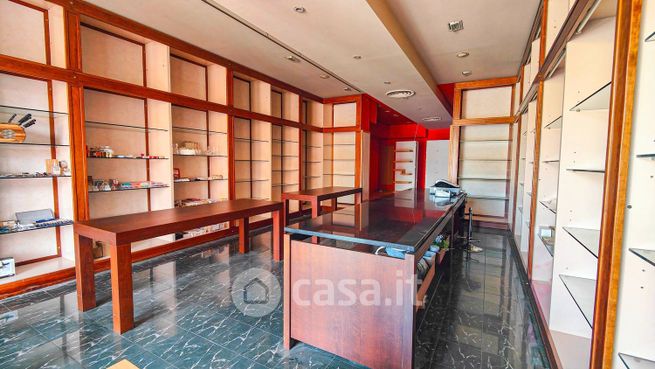 Attività/licenza (con o senza mura) in commerciale in Strada Tuderte 58