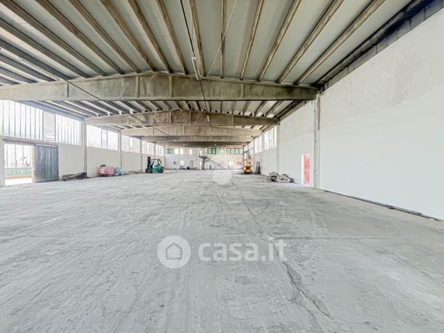 Capannone in commerciale in Via Regina Pacis