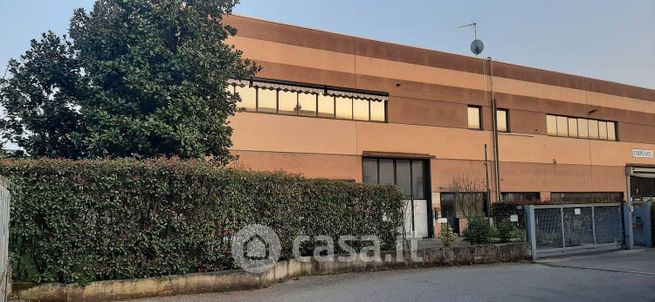Capannone in commerciale in Via Lombardia 16