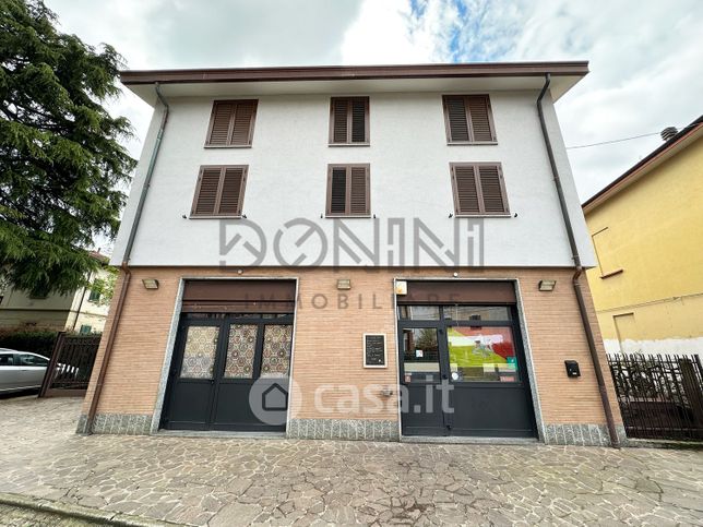 Negozio/locale commerciale in commerciale in Via IV Novembre