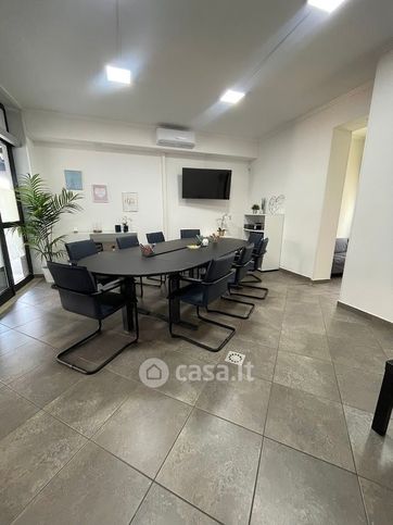 Ufficio in commerciale in 