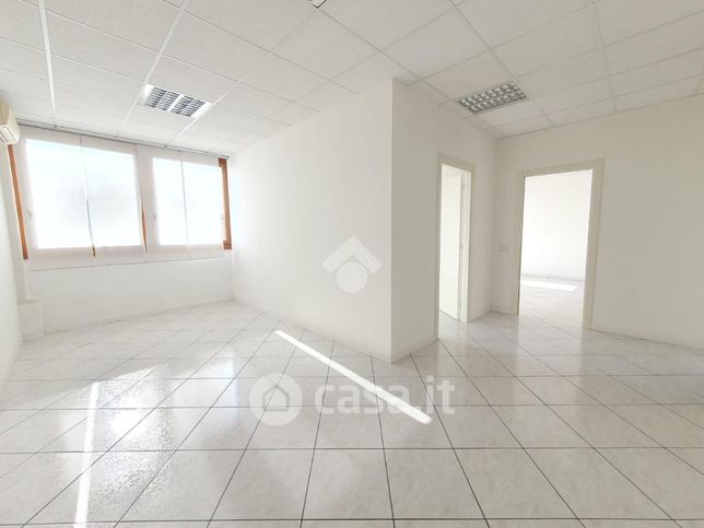 Ufficio in commerciale in Viale della Navigazione Interna 23
