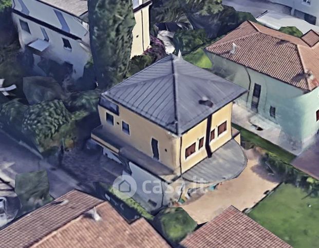 Villa in residenziale in Via Fratelli Bandiera 17