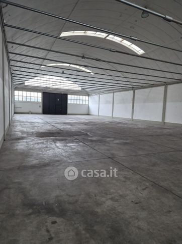 Capannone in commerciale in Via Milano