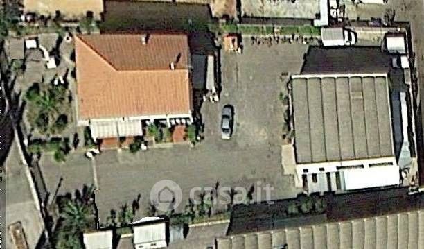 Capannone in commerciale in 