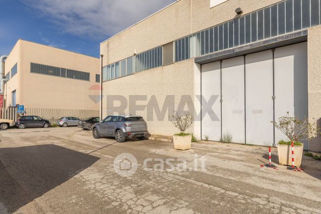 Capannone in commerciale in Strada Statale 96