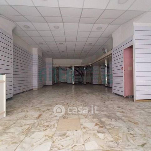 Negozio/locale commerciale in commerciale in Via Ospedale 18