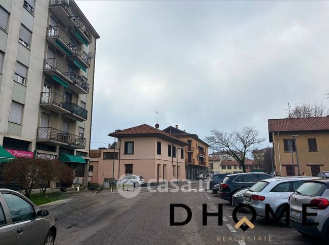 Box/posto auto in residenziale in Via IV Novembre 23