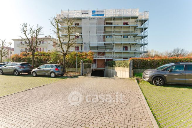 Box/posto auto in residenziale in Via Gobbi 154