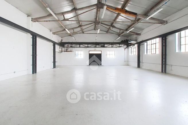 Capannone in commerciale in Via Luigi Negrelli 1