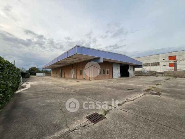 Capannone in commerciale in Via dell' Industria