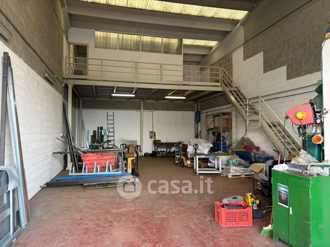 Capannone in commerciale in Via Esculapio