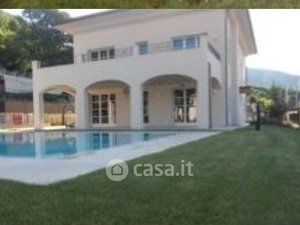 Villa in residenziale in Via Madre Teresa di Calcutta 7