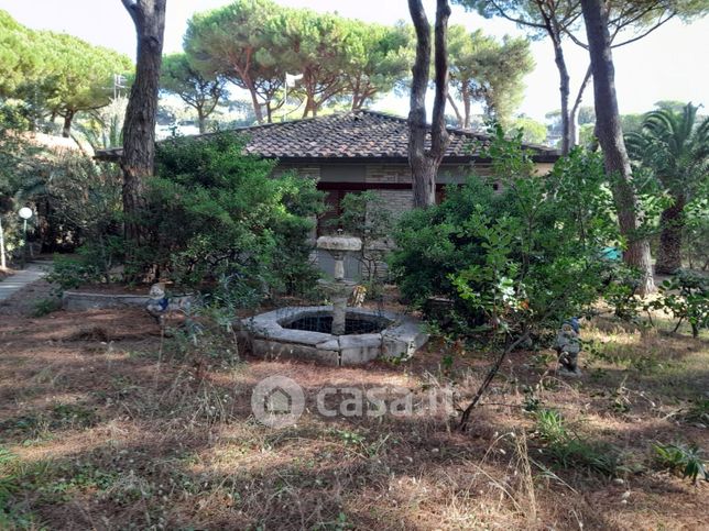 Casa bi/trifamiliare in residenziale in 