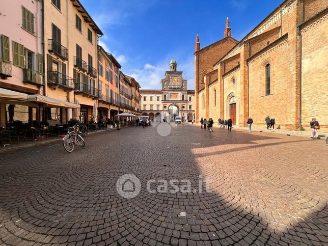 Attività/licenza (con o senza mura) in commerciale in Piazza del Duomo 8