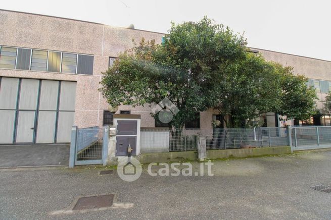Capannone in commerciale in Via Ernesto Rizzi
