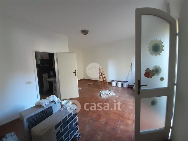 Ufficio in commerciale in Via Cento 158
