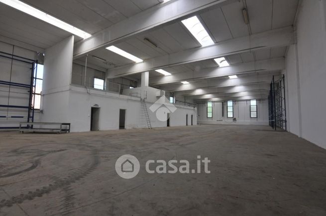 Capannone in commerciale in Via Bonazzi 51
