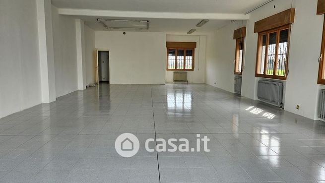 Ufficio in commerciale in Via Postumia Centro