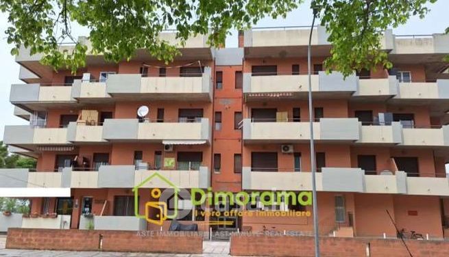 Appartamento in residenziale in Viale Leonardo 73