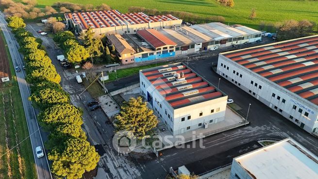 Ufficio in commerciale in Via Benaco 90