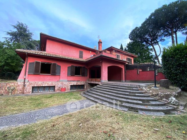 Villa in residenziale in Viale Oceania 49
