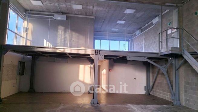 Capannone in commerciale in 