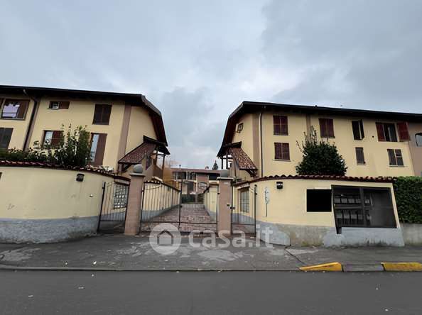 Box/posto auto in residenziale in Via Madre Teresa di Calcutta 4