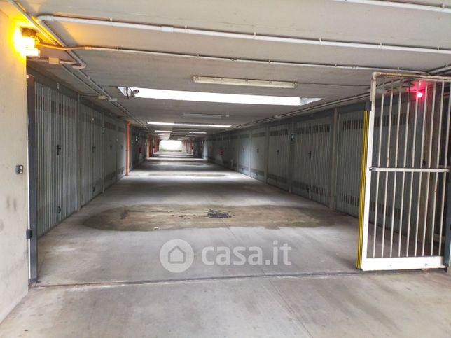 Box/posto auto in residenziale in Via 4 Novembre 27