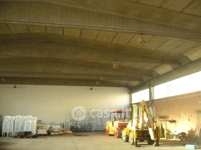 Capannone in commerciale in Via Montanara