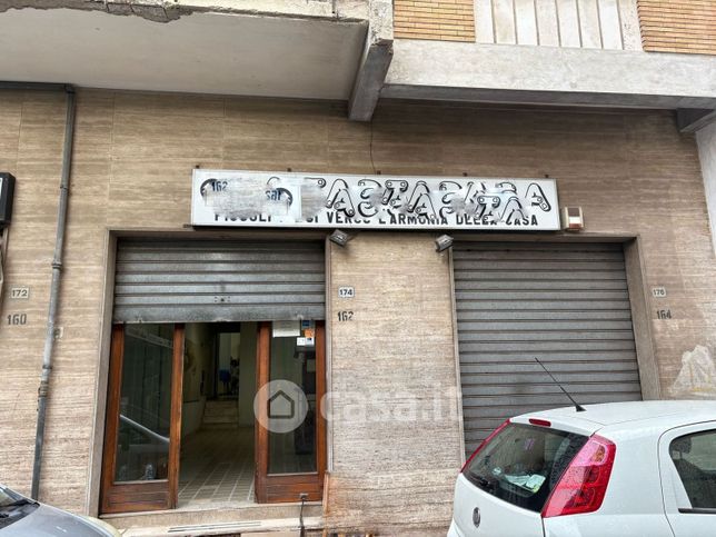 Negozio/locale commerciale in commerciale in Via Nino Bixio 174
