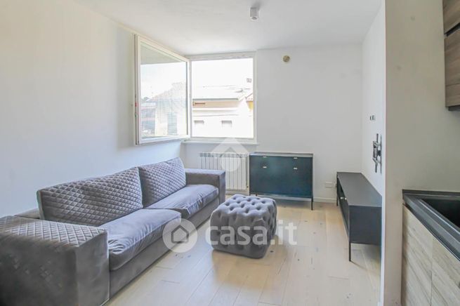 Ufficio in commerciale in Via Cerese 1
