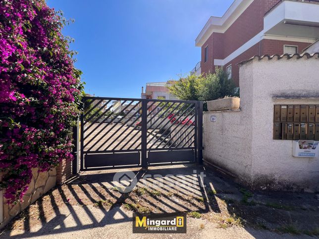 Box/posto auto in residenziale in Via Ischia 26