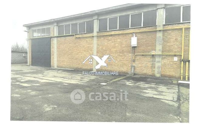 Capannone in commerciale in 