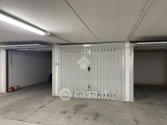 Box/posto auto in residenziale in Via Isonzo 11