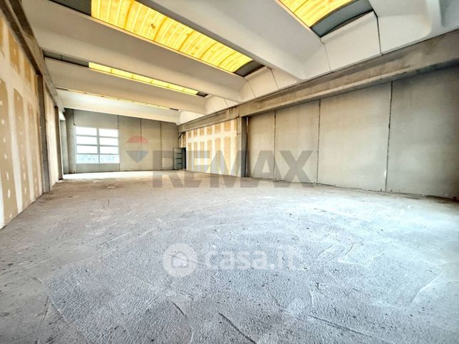 Capannone in commerciale in Via Lombardia