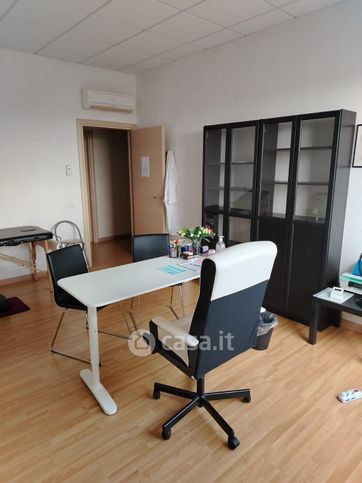 Ufficio in commerciale in 