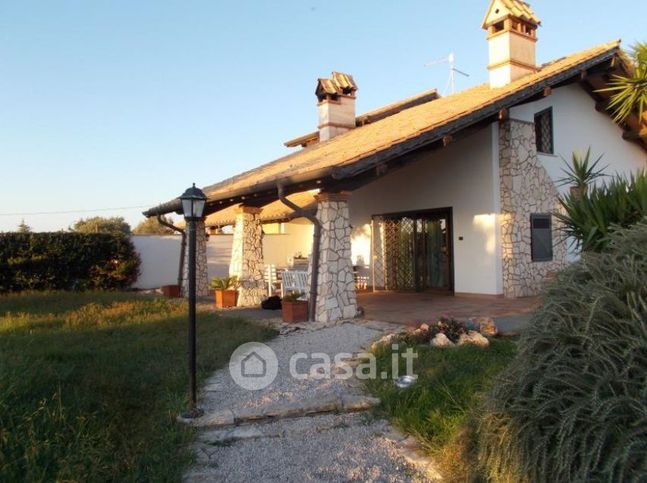 Villa in residenziale in Via Mar dei Sargassi 8