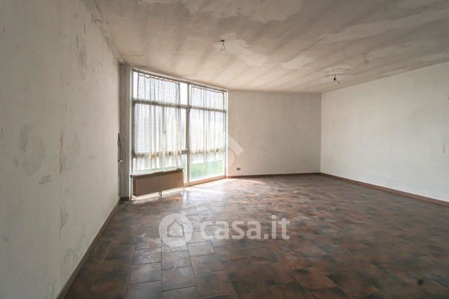 Capannone in commerciale in Via Arnaldo da Brescia 1