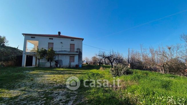 Casa indipendente in residenziale in Via Dante Alighieri 43