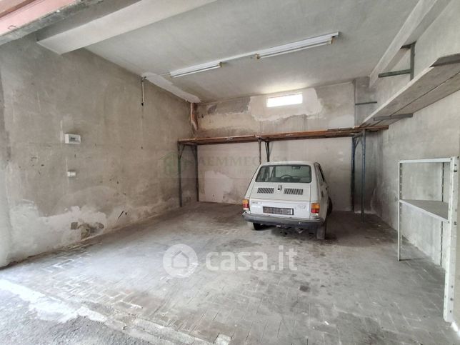 Box/posto auto in residenziale in Via Leucatia 131
