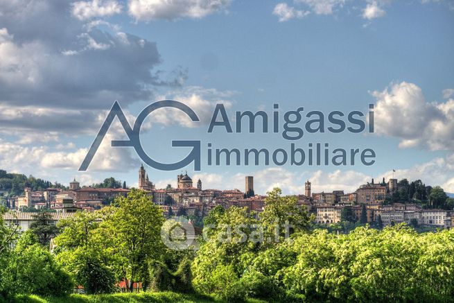 Box/posto auto in residenziale in Via Italia