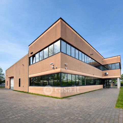 Capannone in commerciale in Via Adige 8