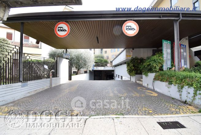 Garage/posto auto in residenziale in Via Carmelitani Scalzi