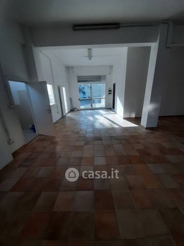 Capannone in commerciale in 