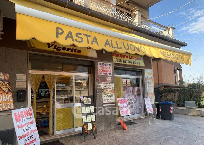 Attivitã /licenza (con o senza mura) in commerciale in Via Mussomeli 41