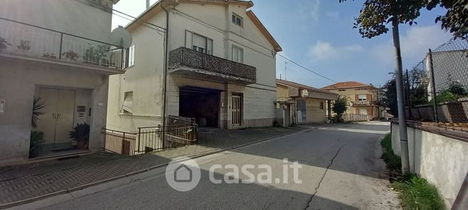 Casa indipendente in residenziale in Via Dante Alighieri 104