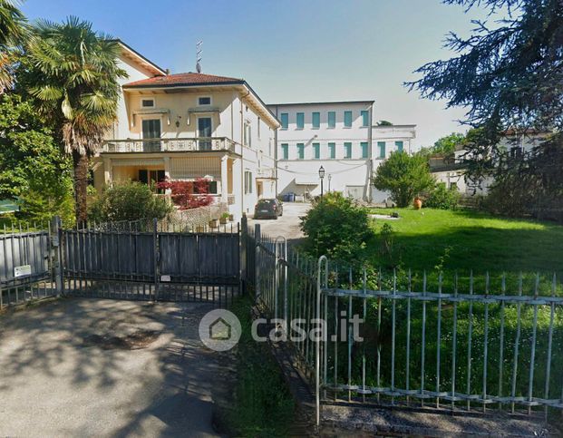Capannone in commerciale in Via La Spezia 100